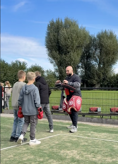 Rebar geeft kinderen buiten een training met stootkussens