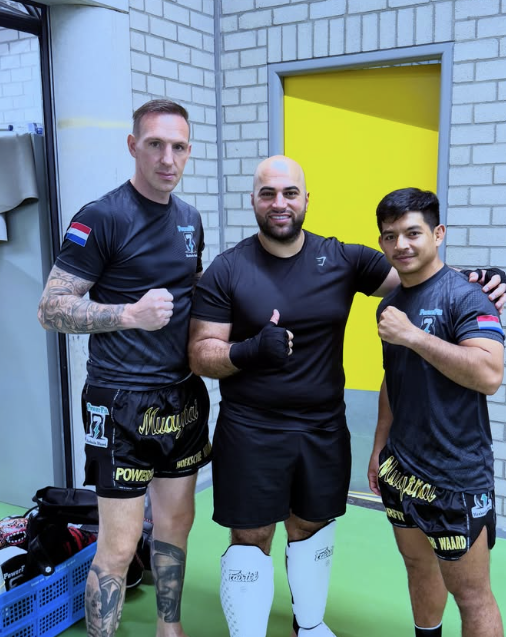 Rebar met twee trainingspartners na een Muay Thai-training