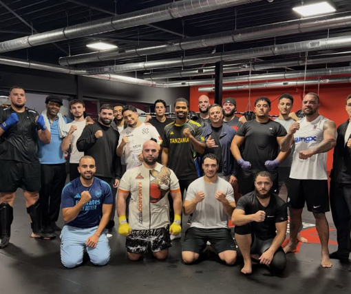 Deelnemers samen in de gym na een seminar
